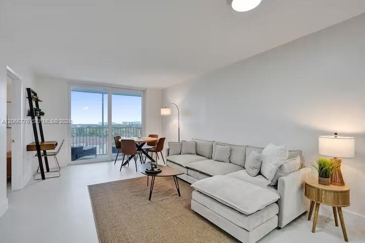 1391 S Ocean Blvd 608 photo 2