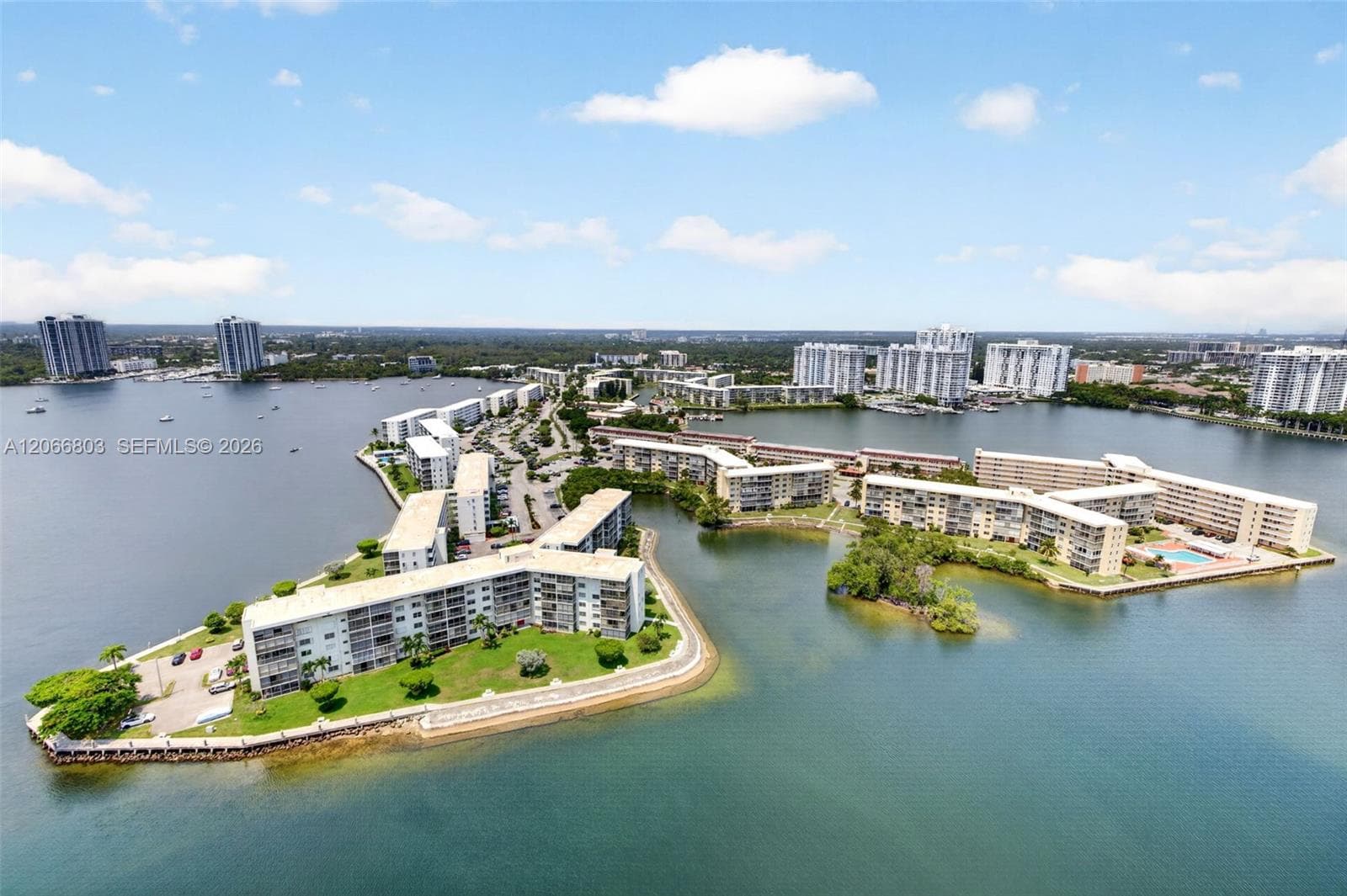 1000 Island Blvd 2911 photo 17