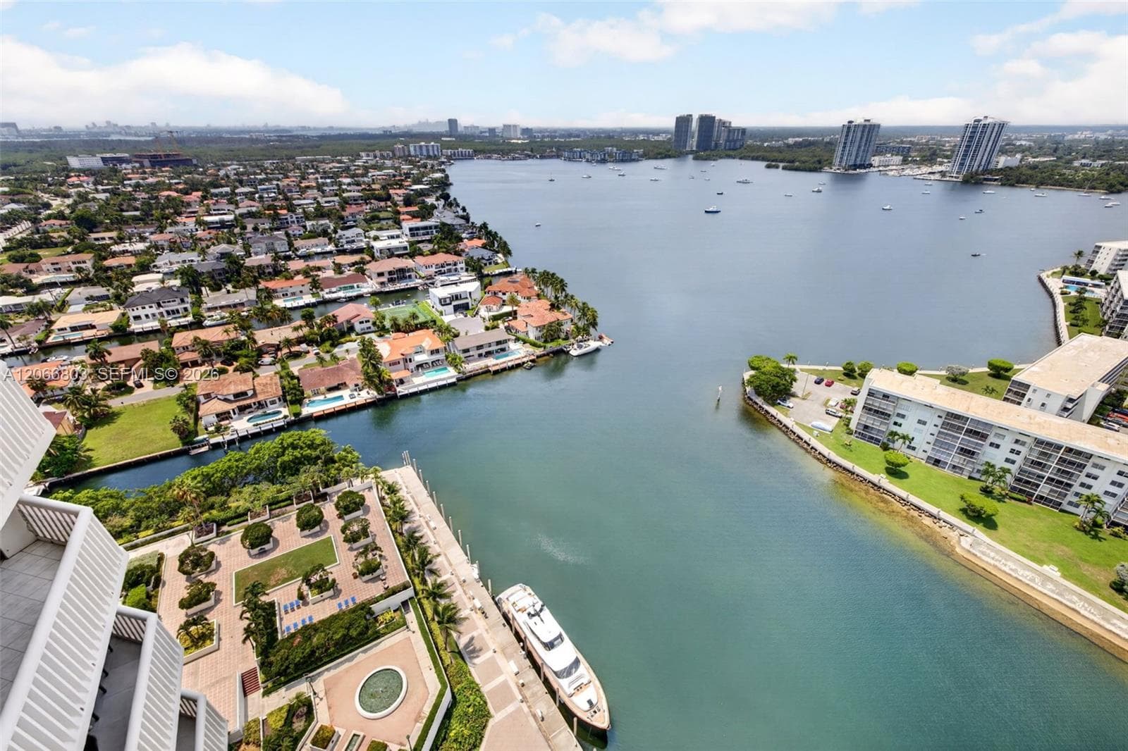 1000 Island Blvd 2911 photo 16