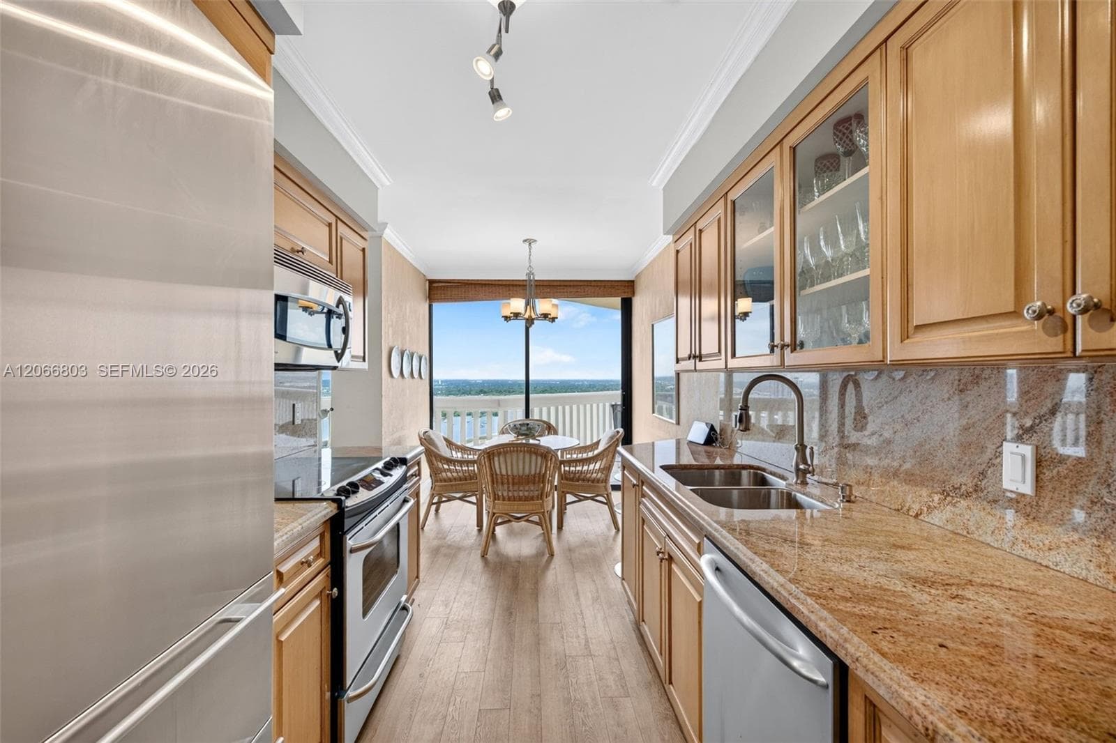1000 Island Blvd 2911 photo 24