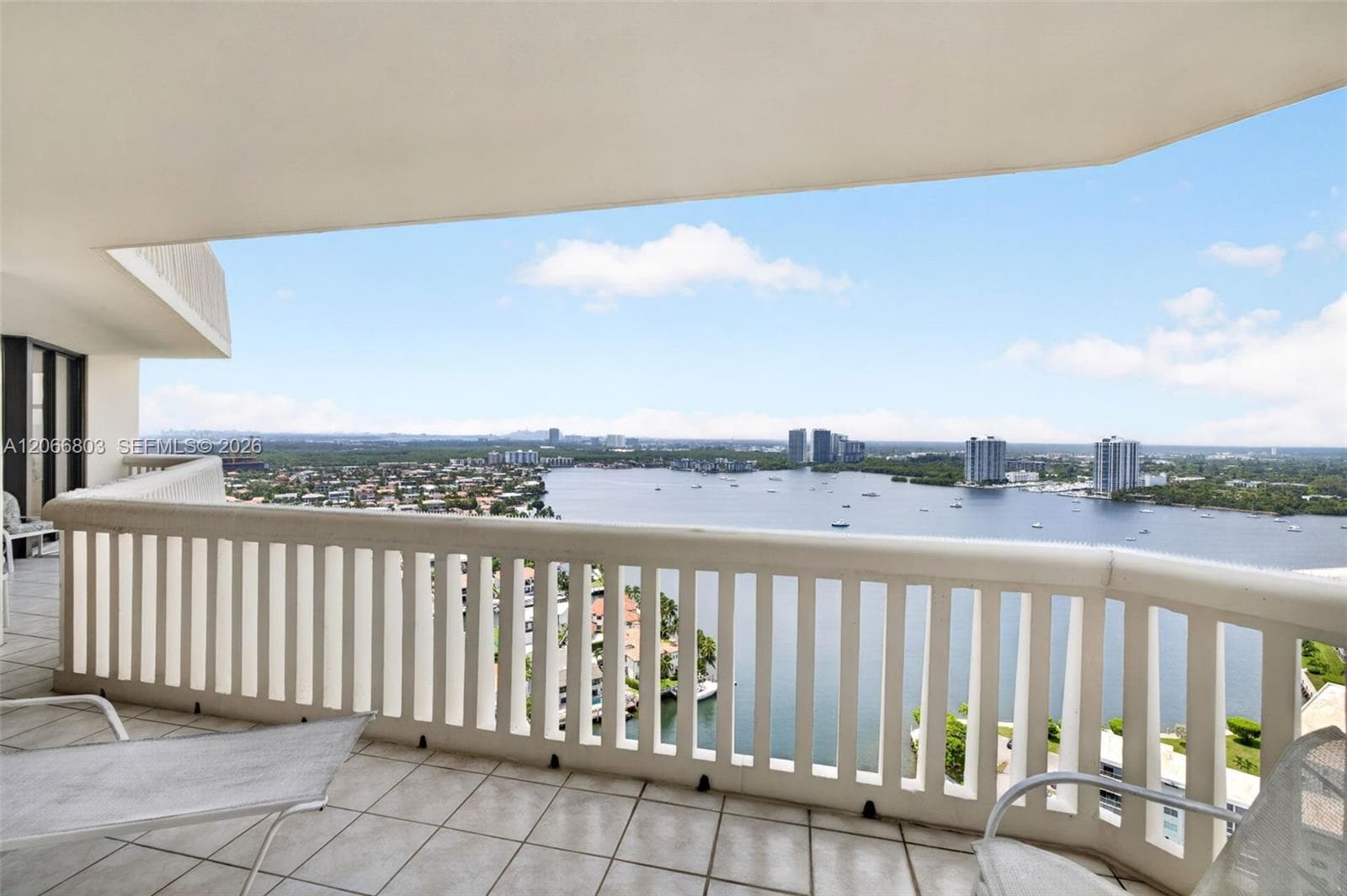 1000 Island Blvd 2911 photo 14