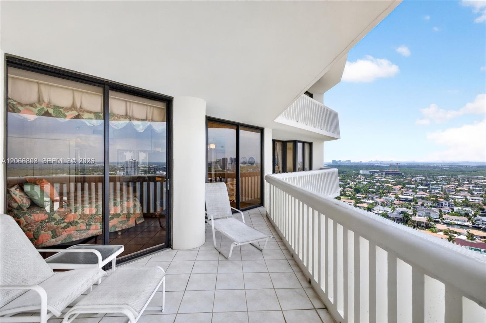 1000 Island Blvd 2911 photo 15