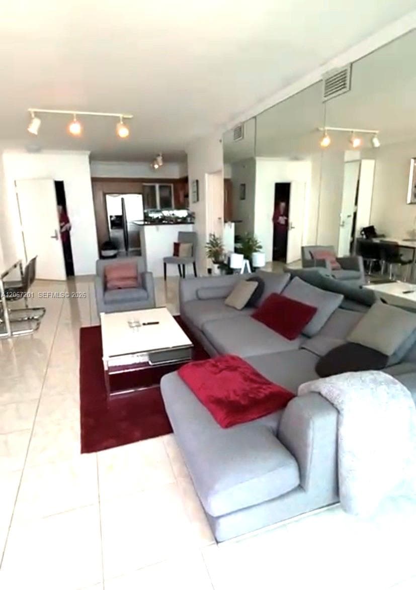 325 S Biscayne Blvd 4214 photo 2
