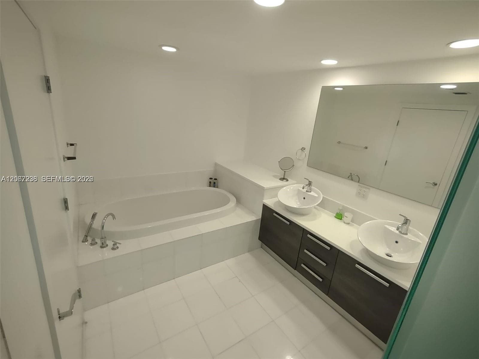2950 NE 188th St 316 photo 11