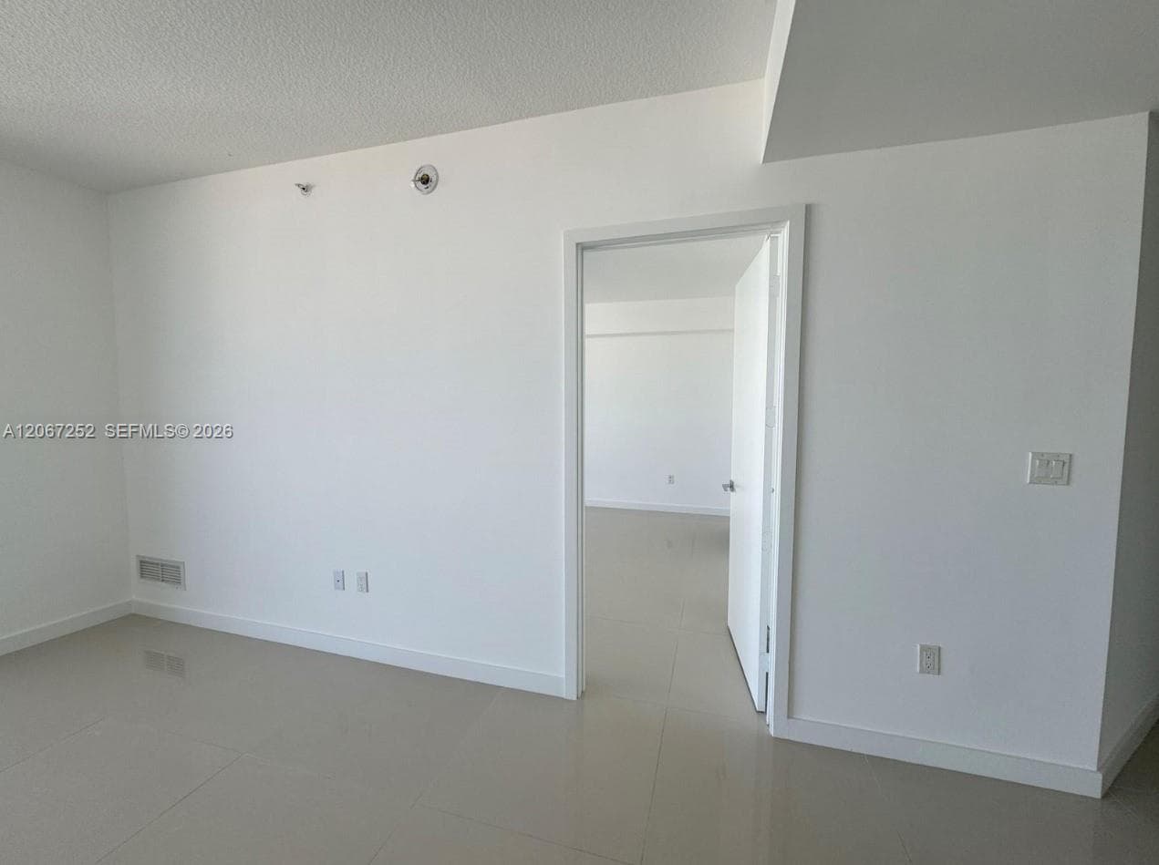 488 NE 18th St 5005 photo 16