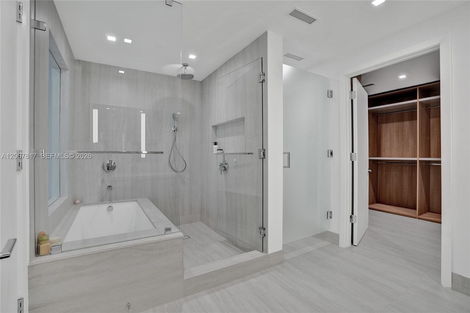 2411 Laguna Cir 1805 photo 23