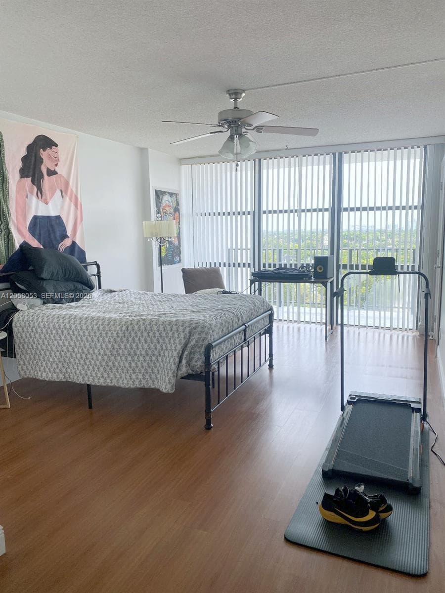 1000 Parkview Dr 825 photo 12
