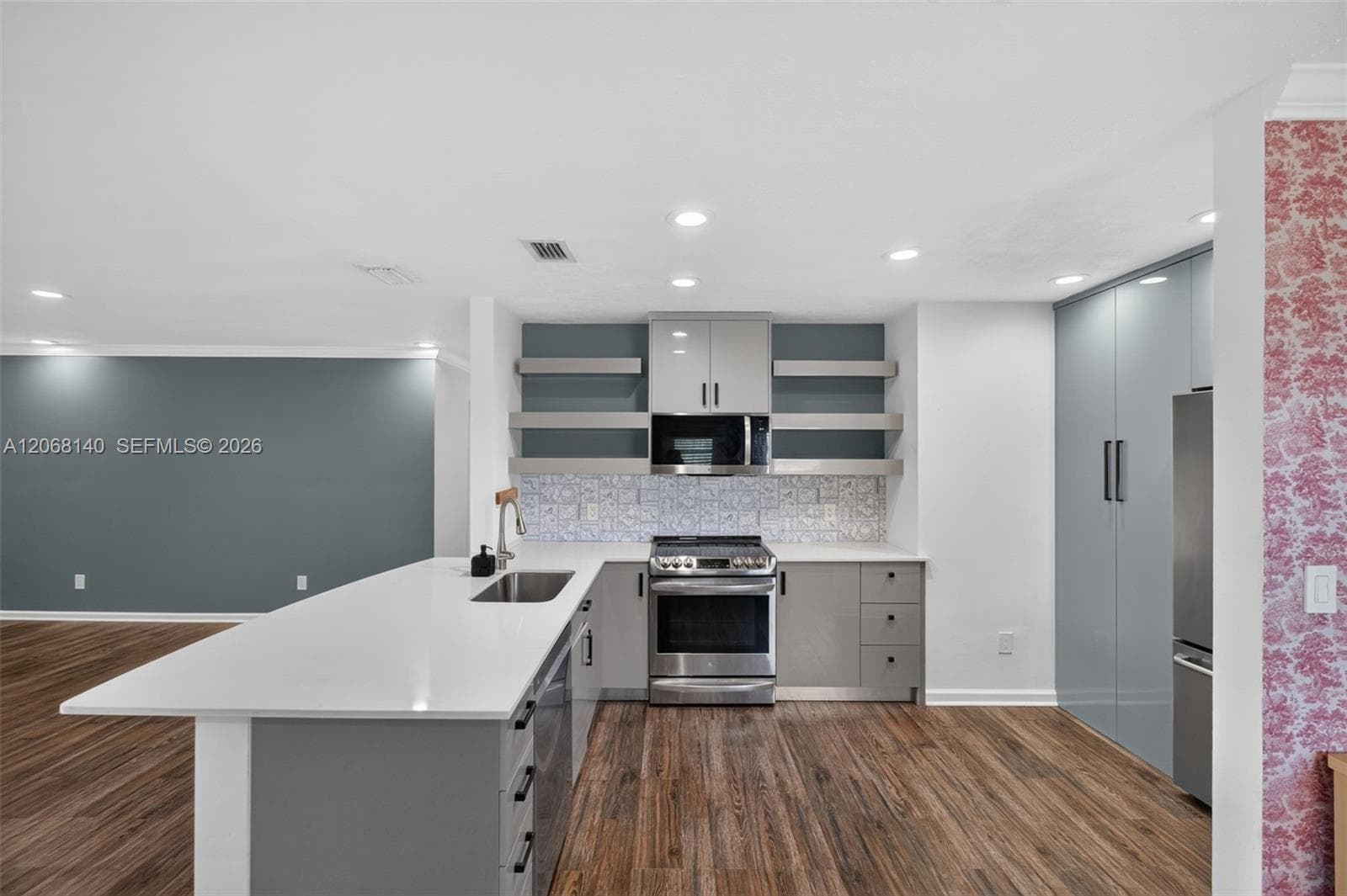6815 Edgewater Dr 301 photo 13