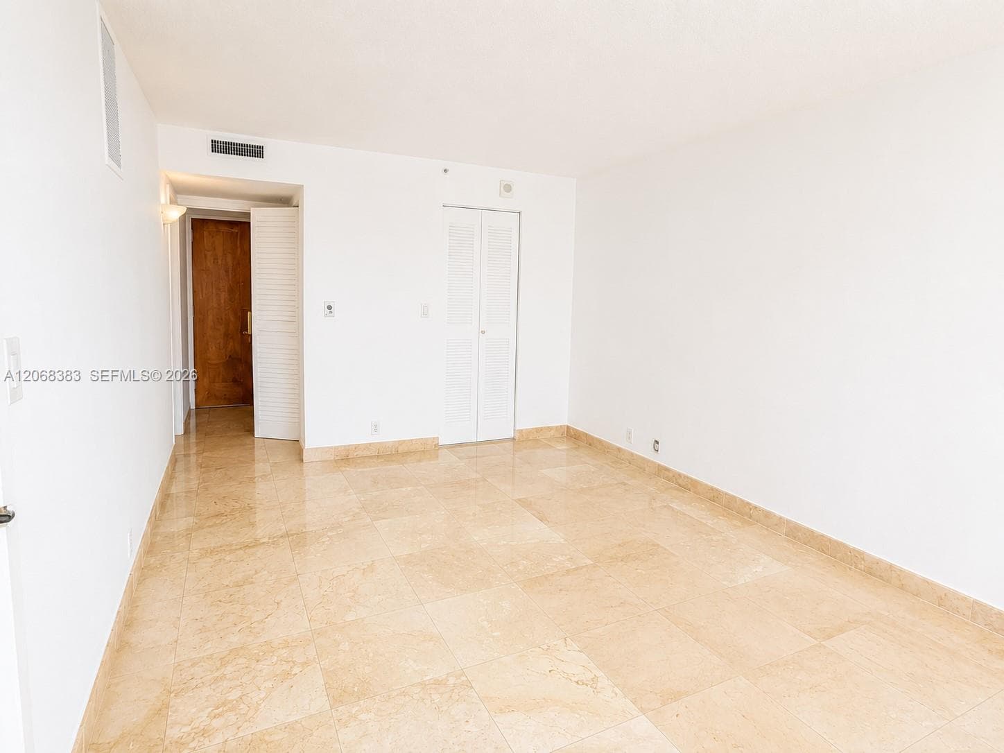 7601 E Treasure Dr 1924 photo 12