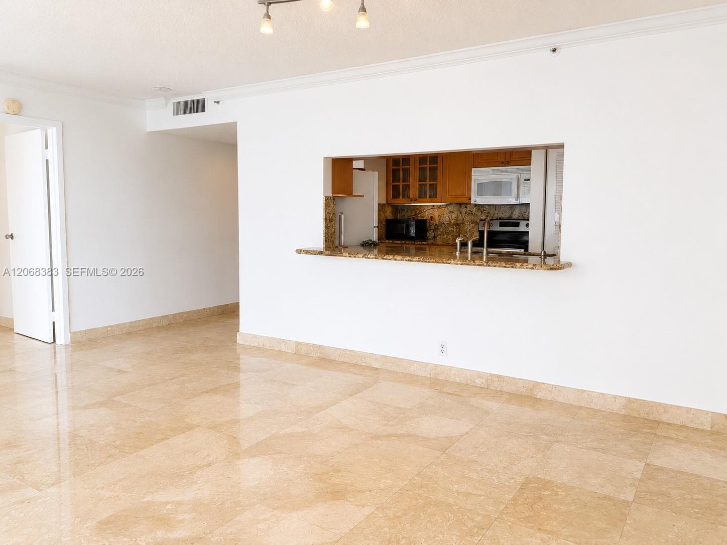 7601 E Treasure Dr 1924 photo 8