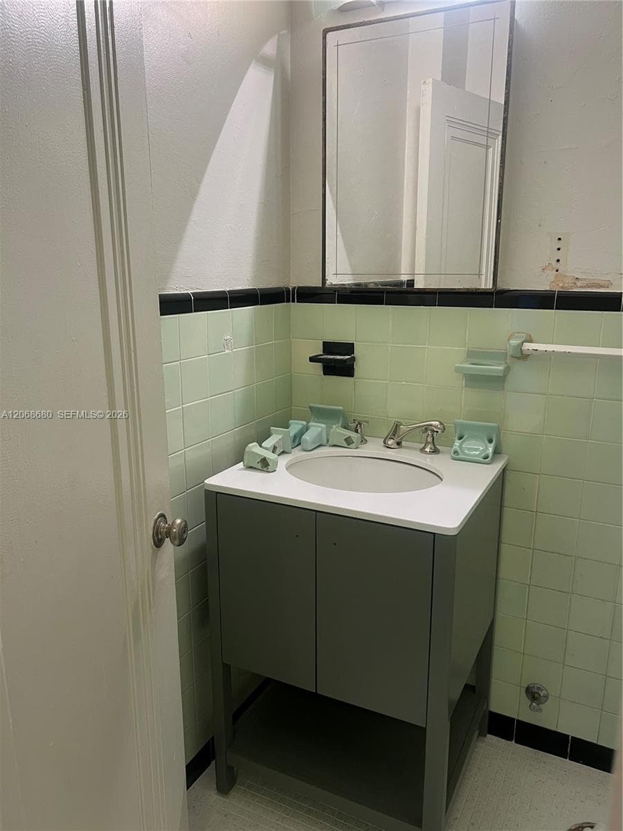2421 Lake Pancoast Dr 4D photo 13