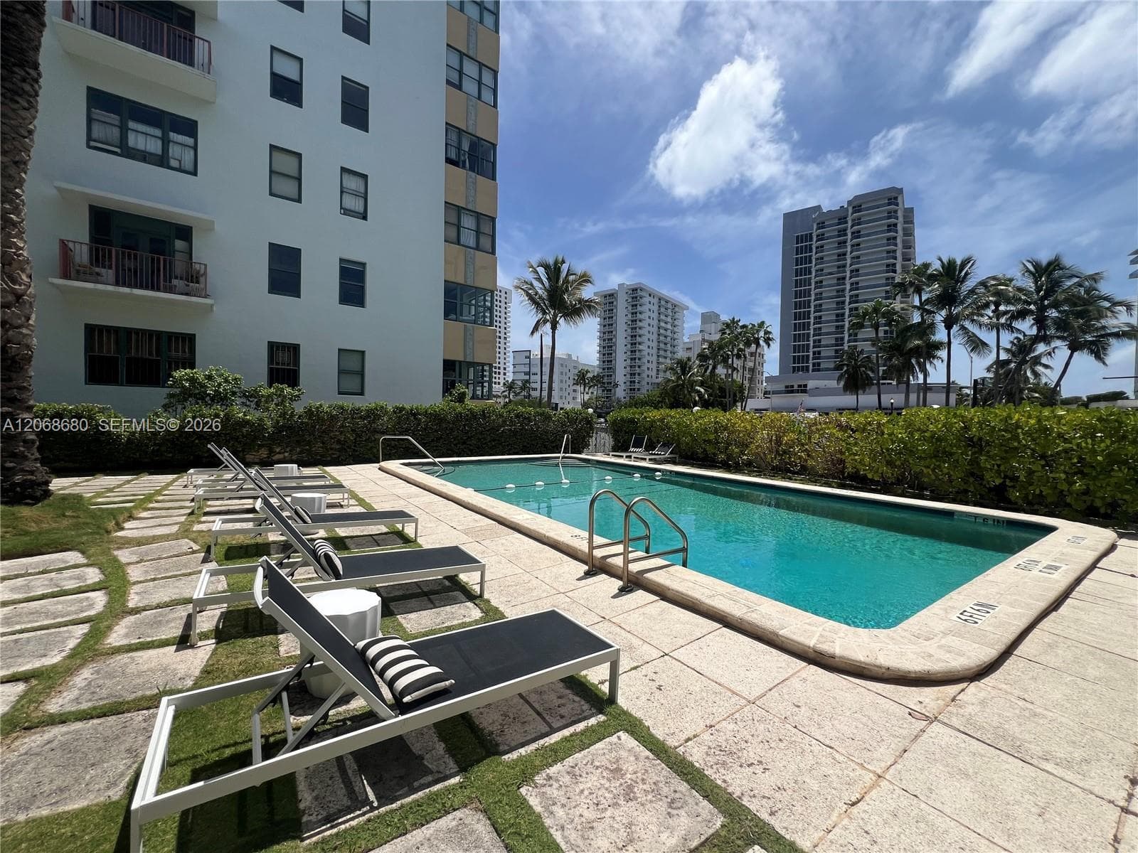 2421 Lake Pancoast Dr 4D photo 5
