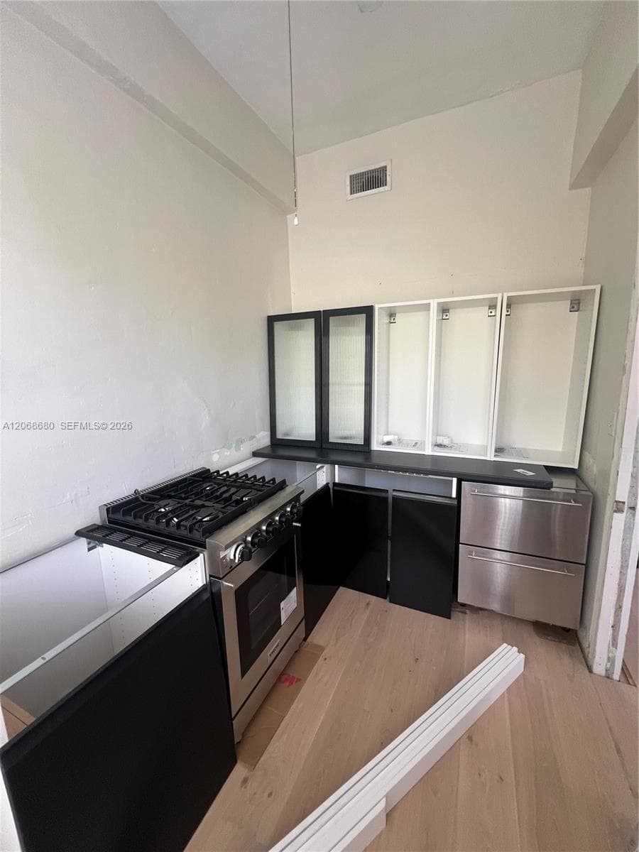2421 Lake Pancoast Dr 4D photo 10