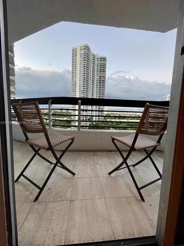 3600 Mystic Pointe dr 1010 photo 16