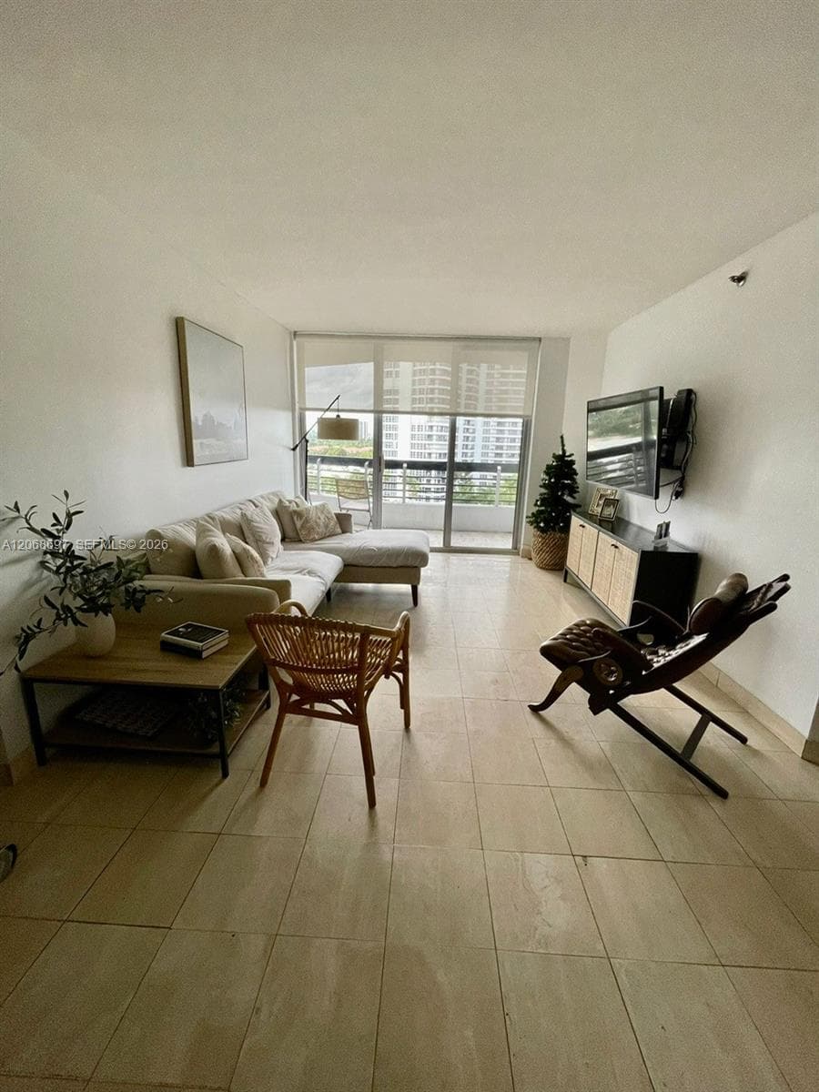 3600 Mystic Pointe dr 1010 photo 3