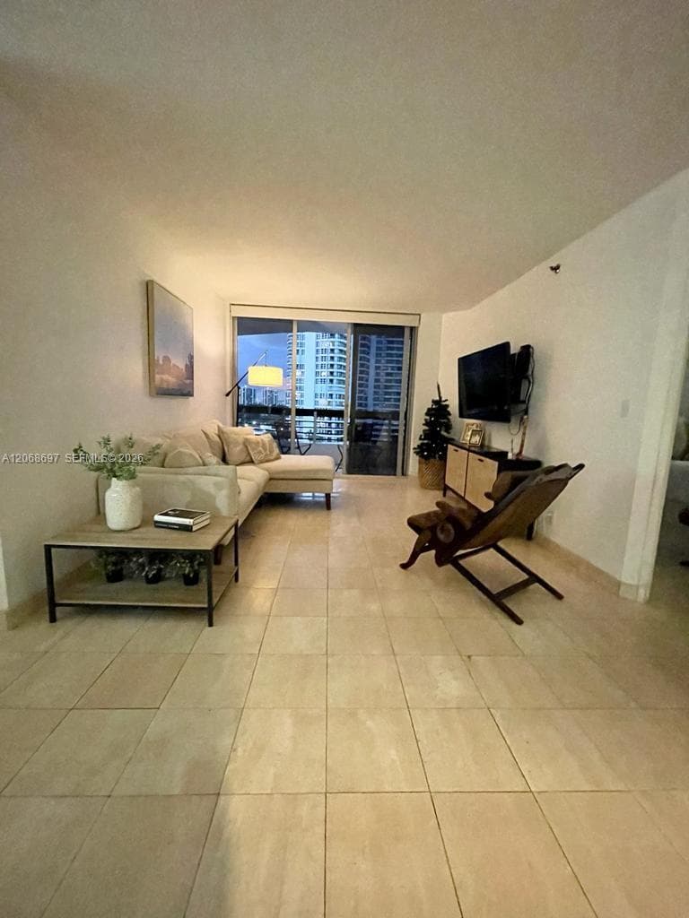 3600 Mystic Pointe dr 1010 photo 1