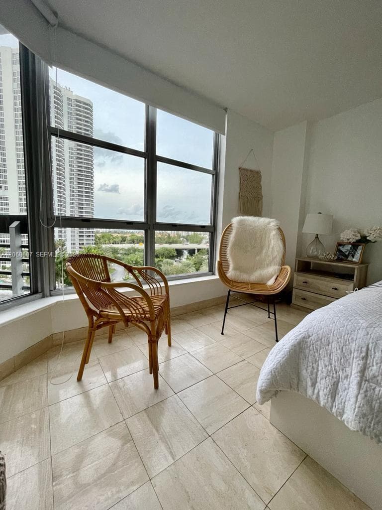 3600 Mystic Pointe dr 1010 photo 5