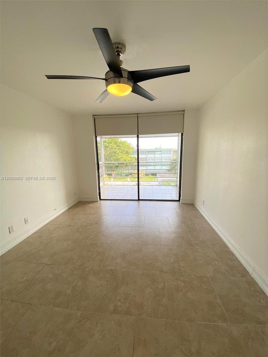 2761 Taft St 405 photo 12