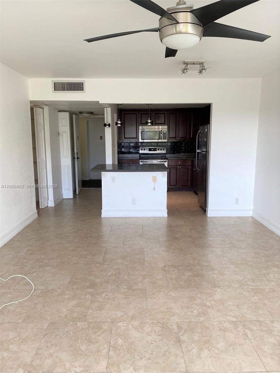 2761 Taft St 405 photo 8
