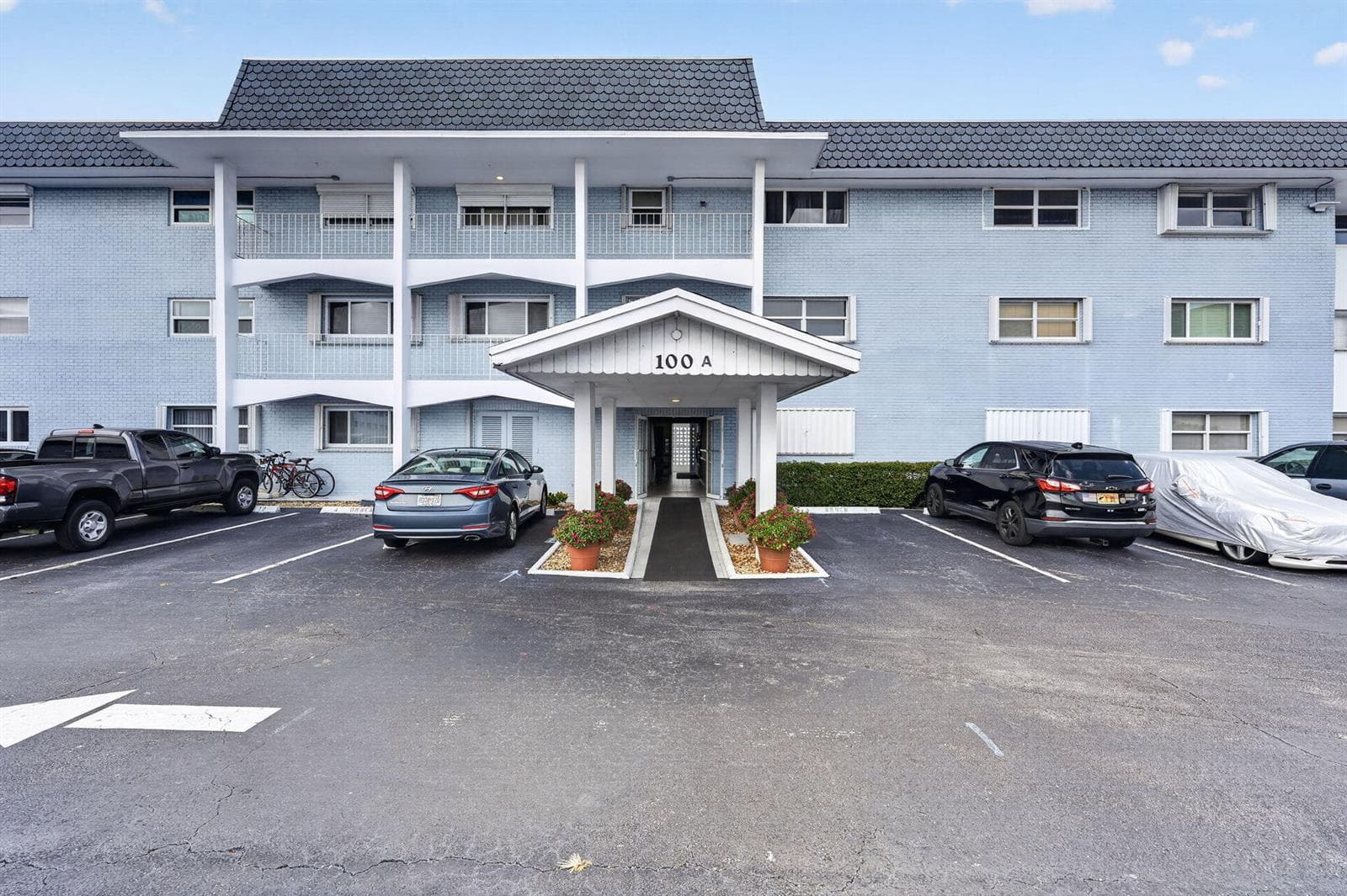 100 SHORE Court 311 photo 1