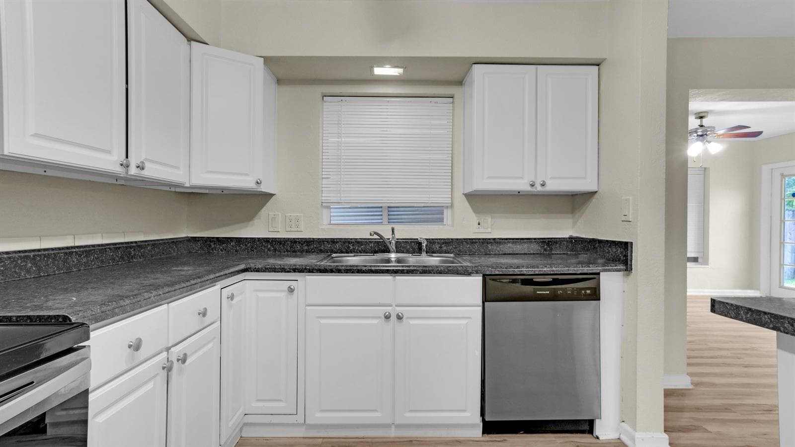 3002 ARTHUR Street photo 3