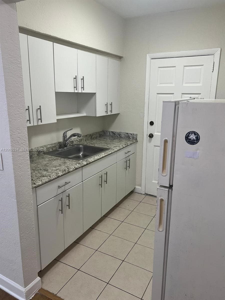 8271 Crespi Blvd 5 photo 6