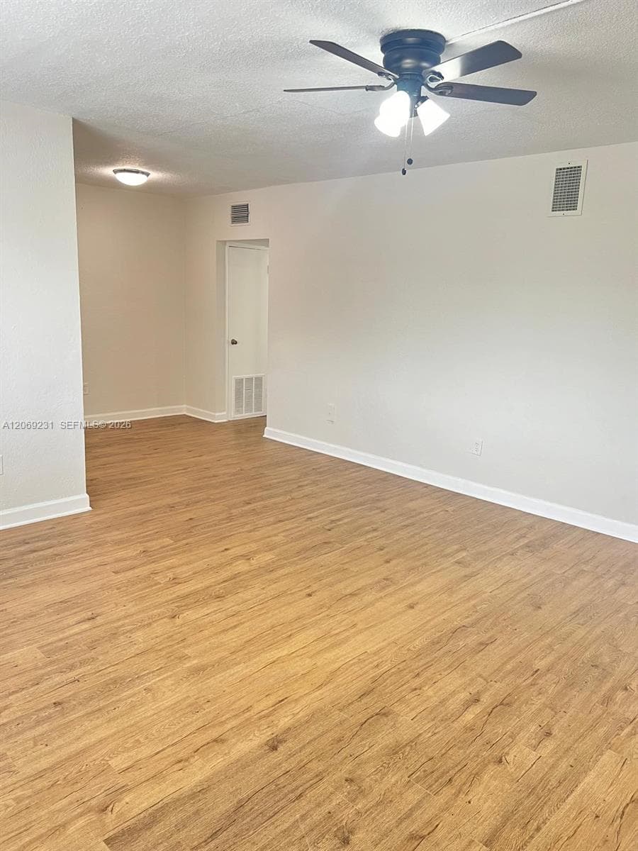 8271 Crespi Blvd 5 photo 3