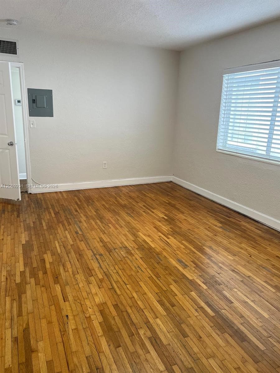 8271 Crespi Blvd 5 photo 9