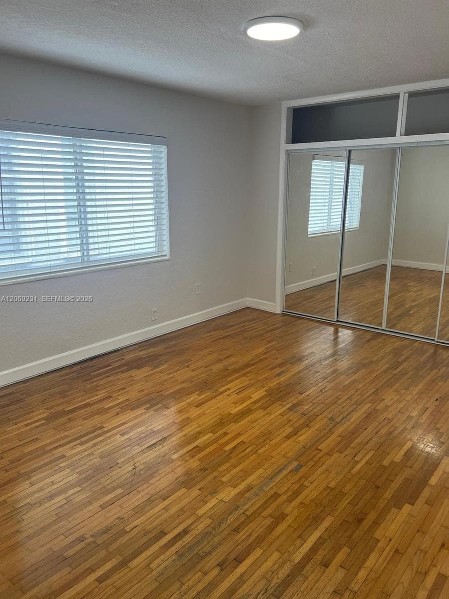 8271 Crespi Blvd 5 photo 8