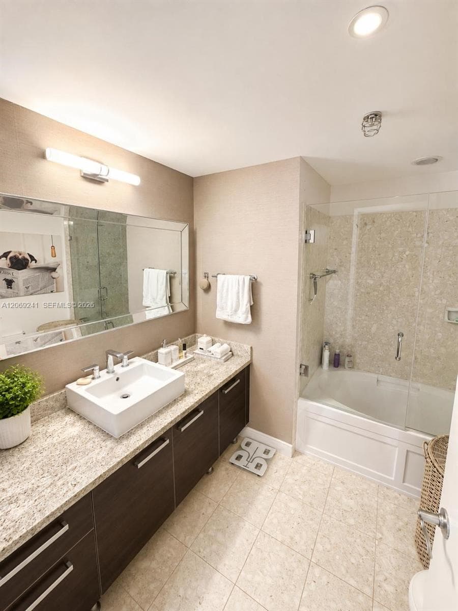 185 SW 7th St 1505 photo 11