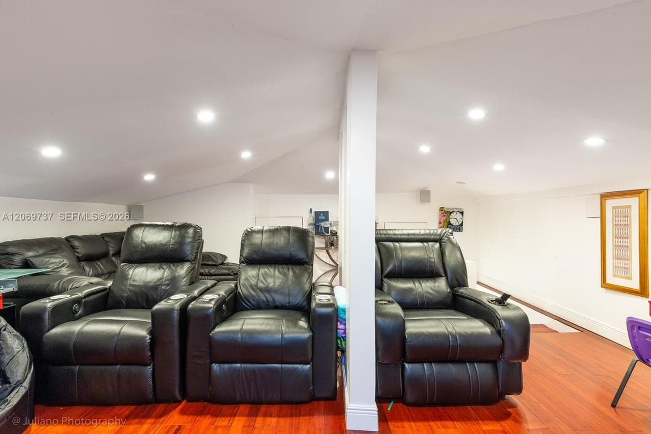 437 Holiday Dr photo 17