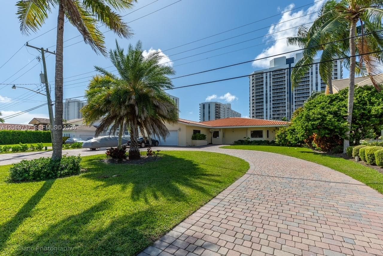 437 Holiday Dr photo 3