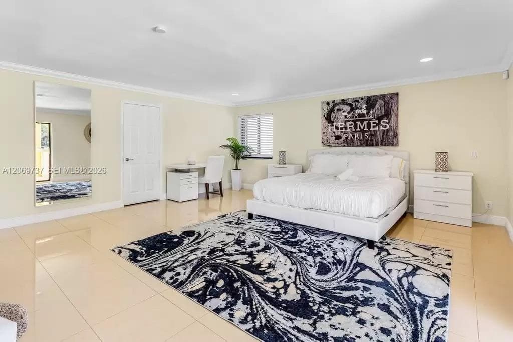 437 Holiday Dr photo 14