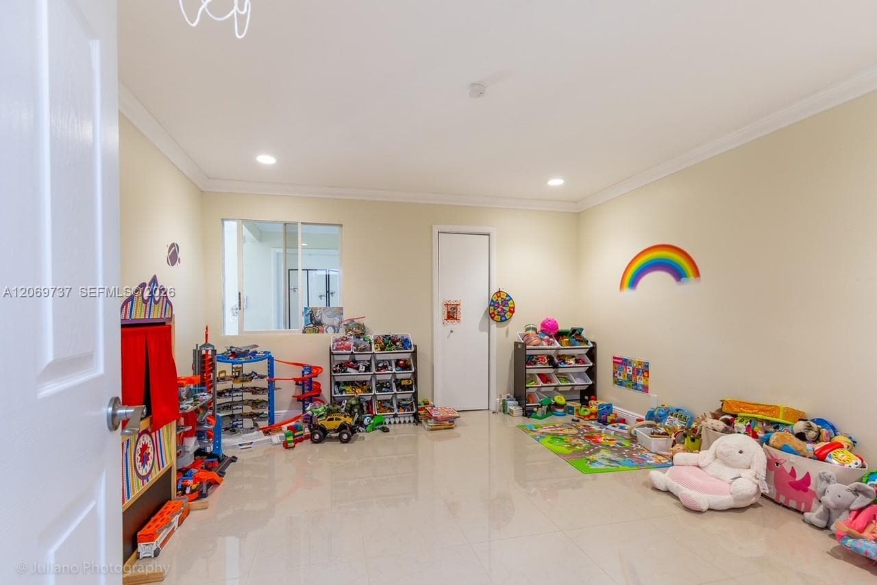 437 Holiday Dr photo 18