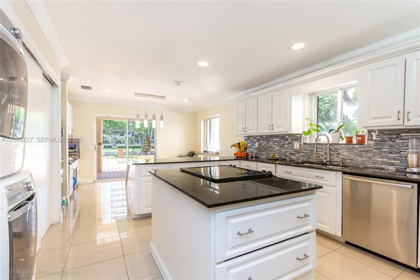 437 Holiday Dr photo 4