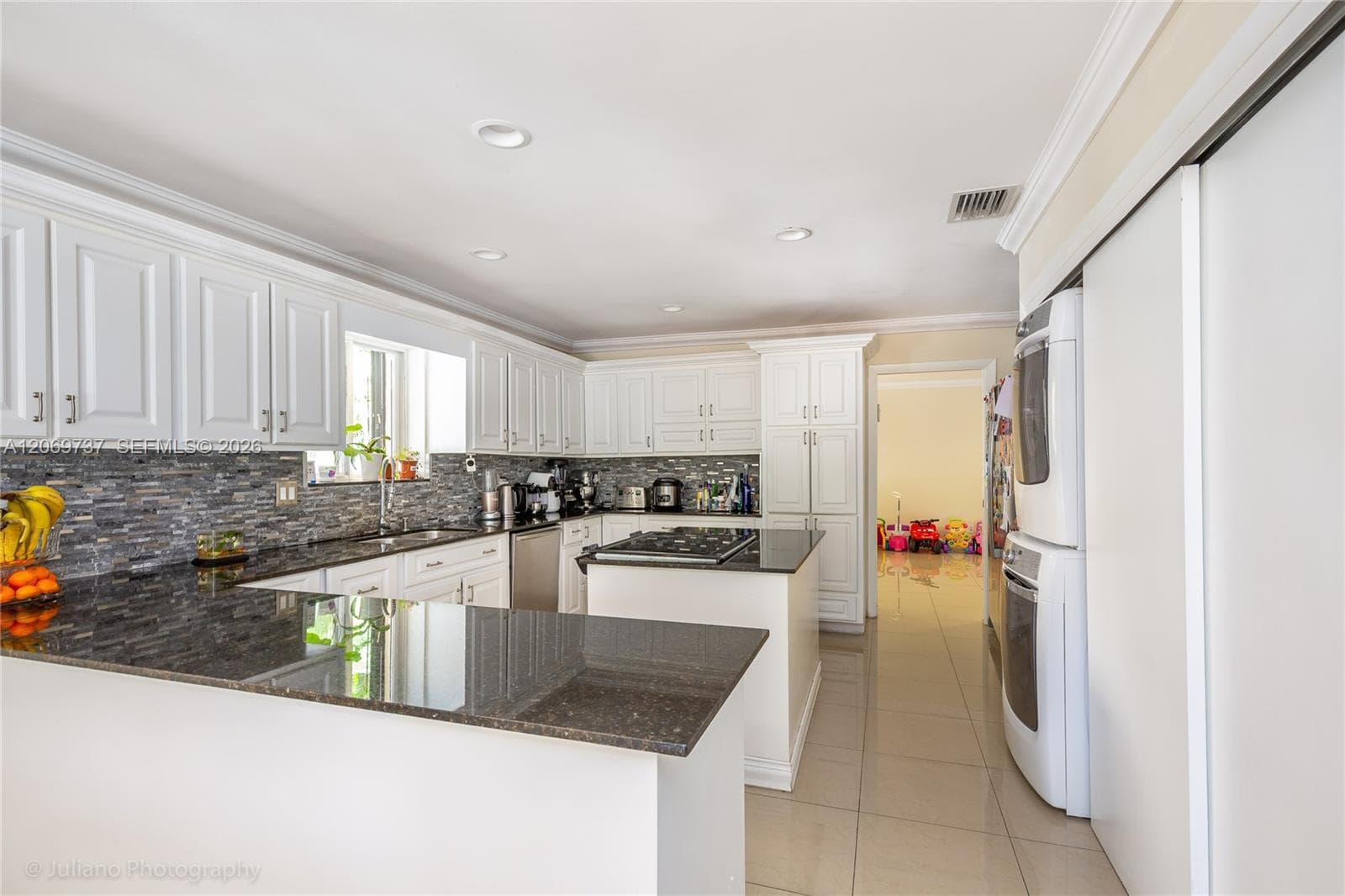 437 Holiday Dr photo 8