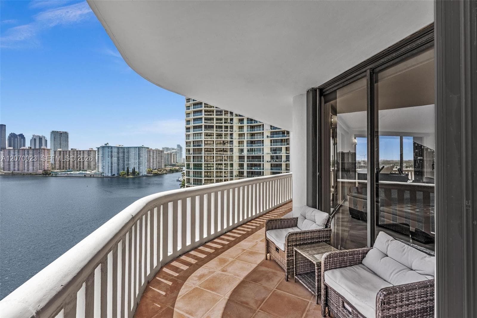3000 Island Blvd 1106 photo 5
