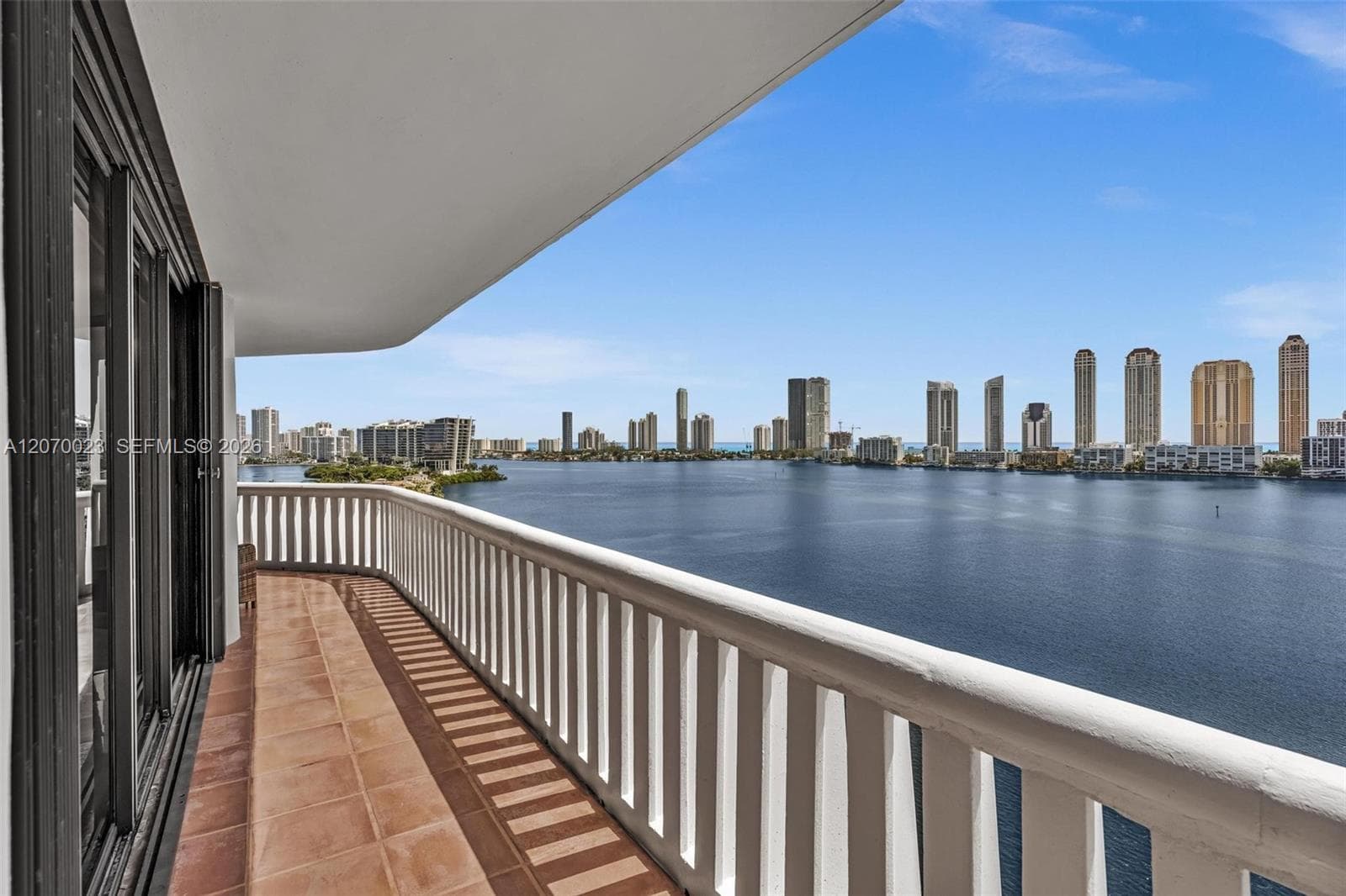 3000 Island Blvd 1106 photo 4