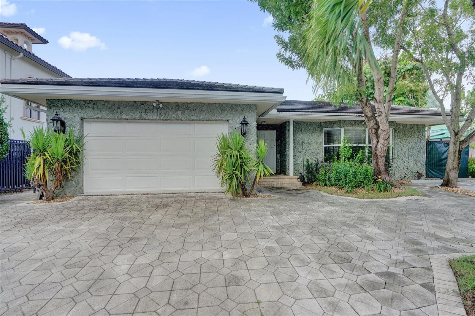 2427 Sea Island Drive photo 3
