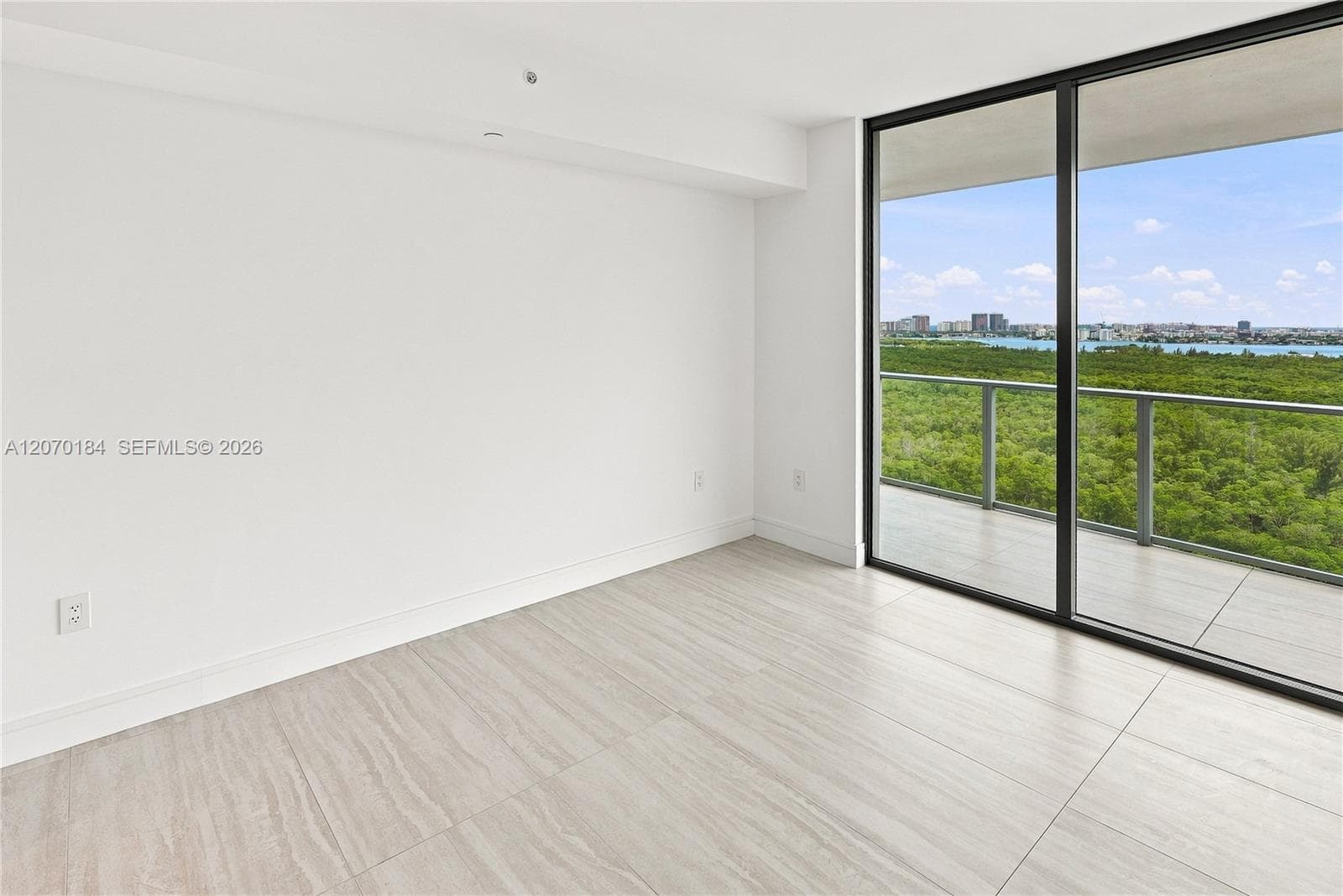 2411 Laguna Cir 1402 photo 17