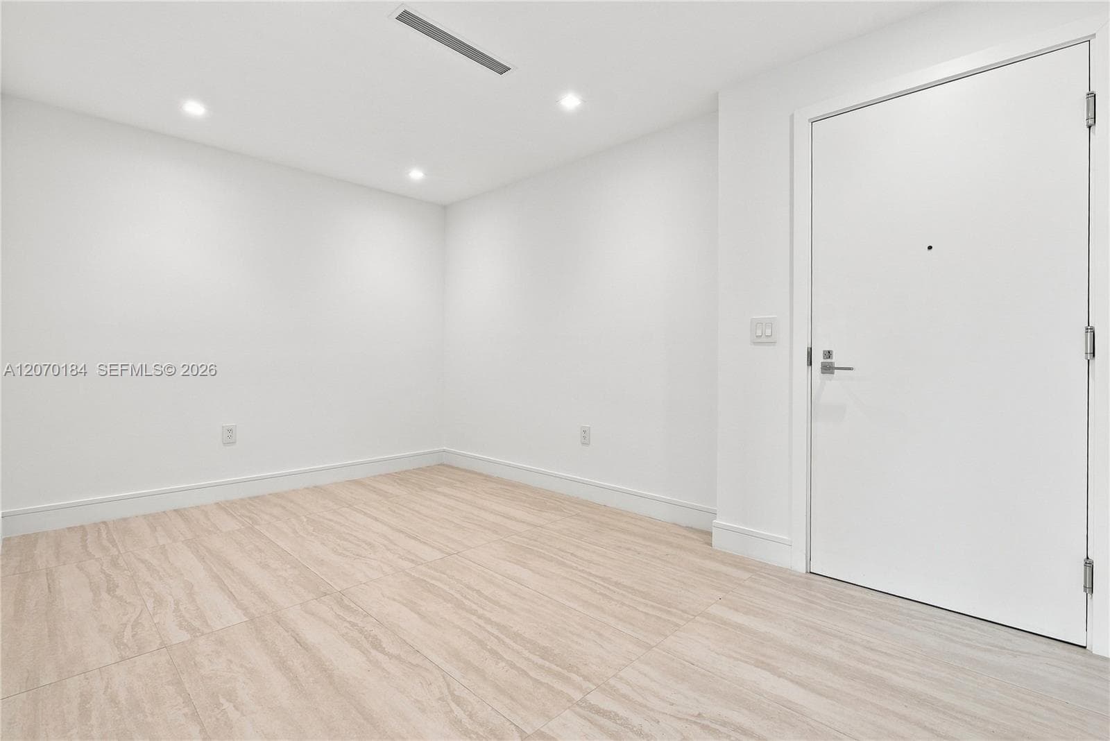 2411 Laguna Cir 1402 photo 7