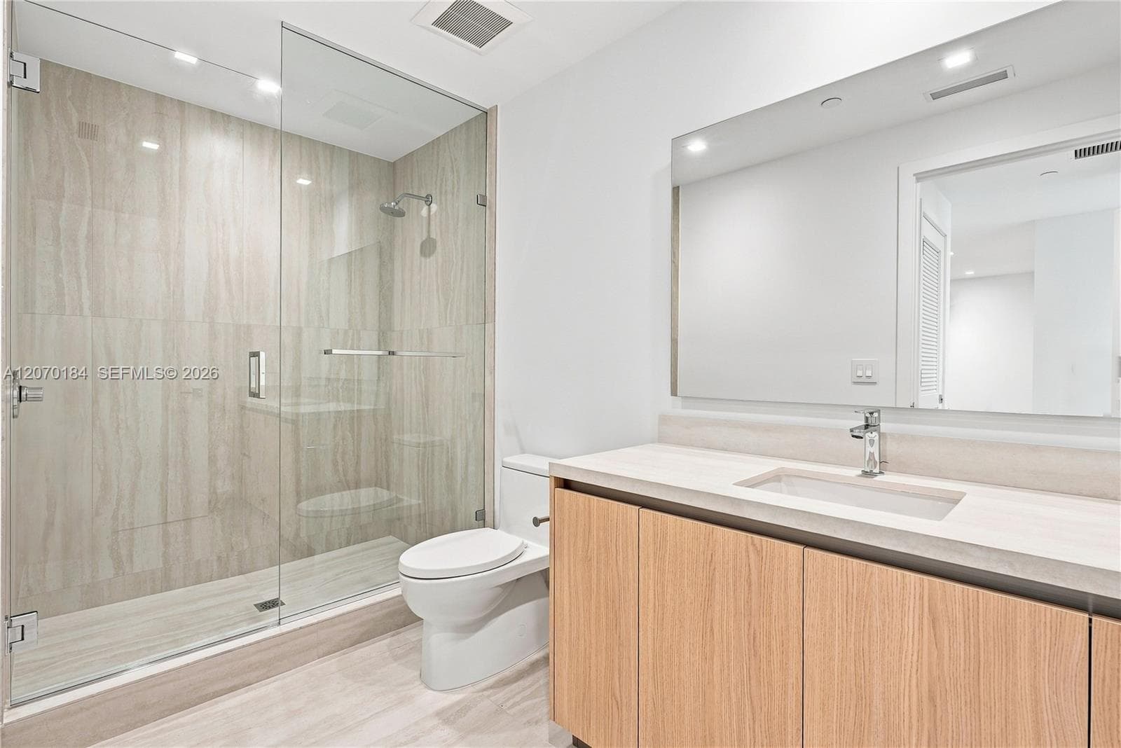 2411 Laguna Cir 1402 photo 10
