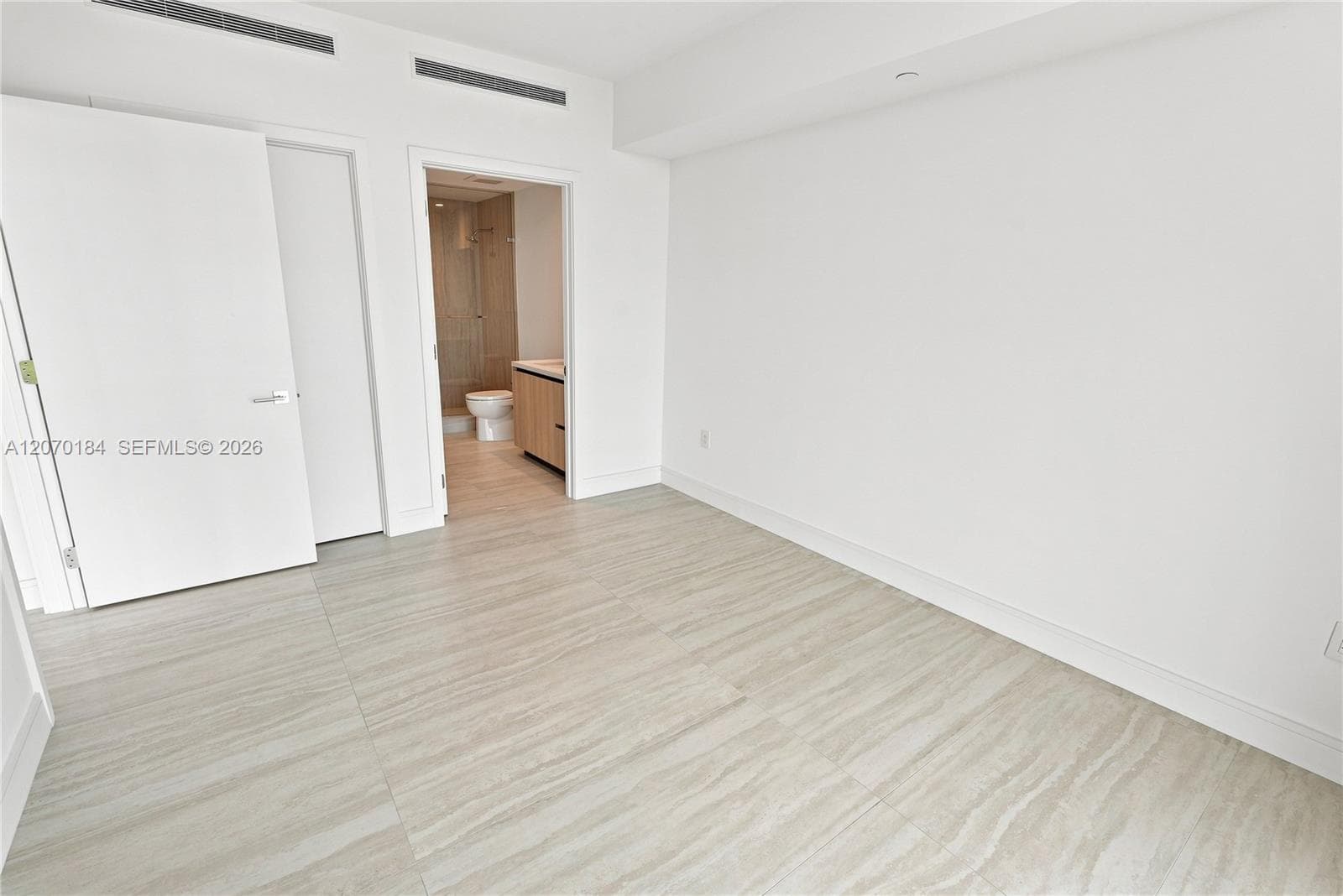 2411 Laguna Cir 1402 photo 18