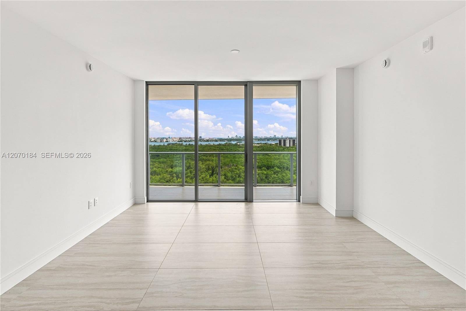 2411 Laguna Cir 1402 photo 19