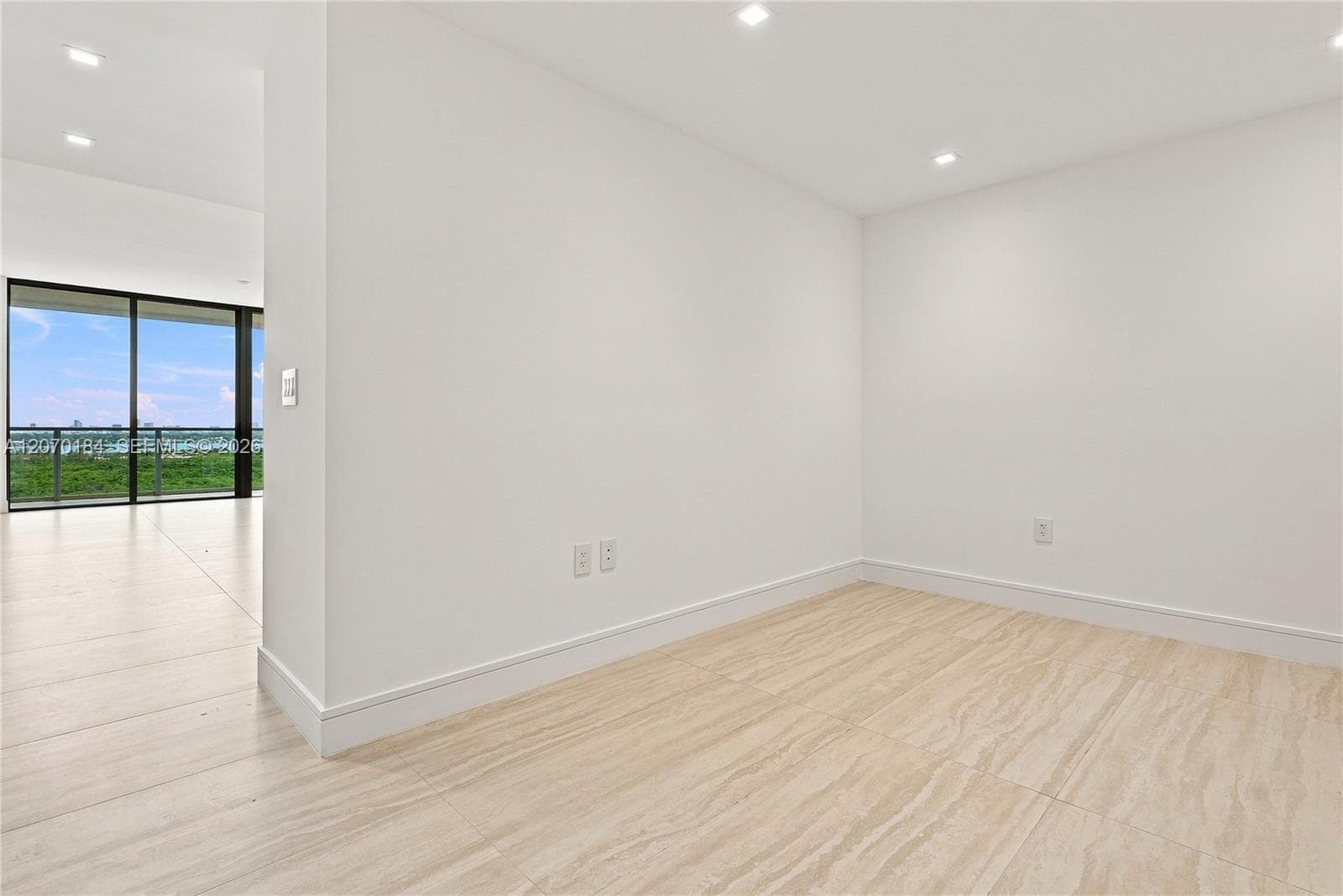 2411 Laguna Cir 1402 photo 8