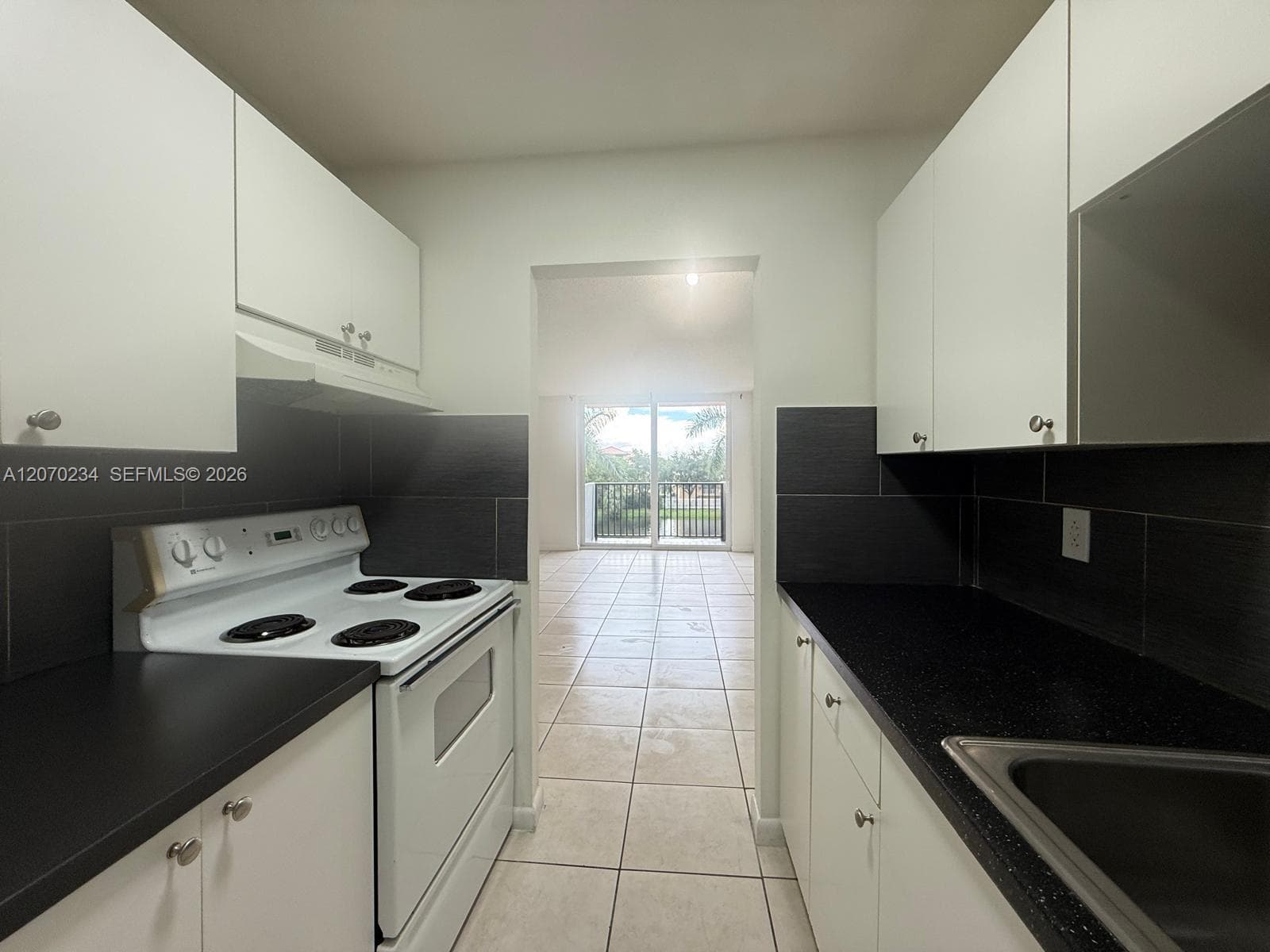 2075 NE 164th St 302 photo 5