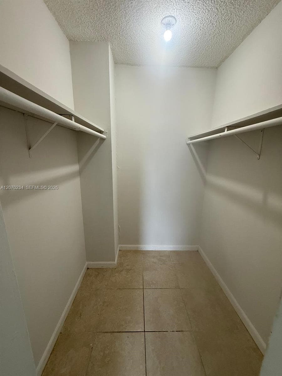 2075 NE 164th St 302 photo 9