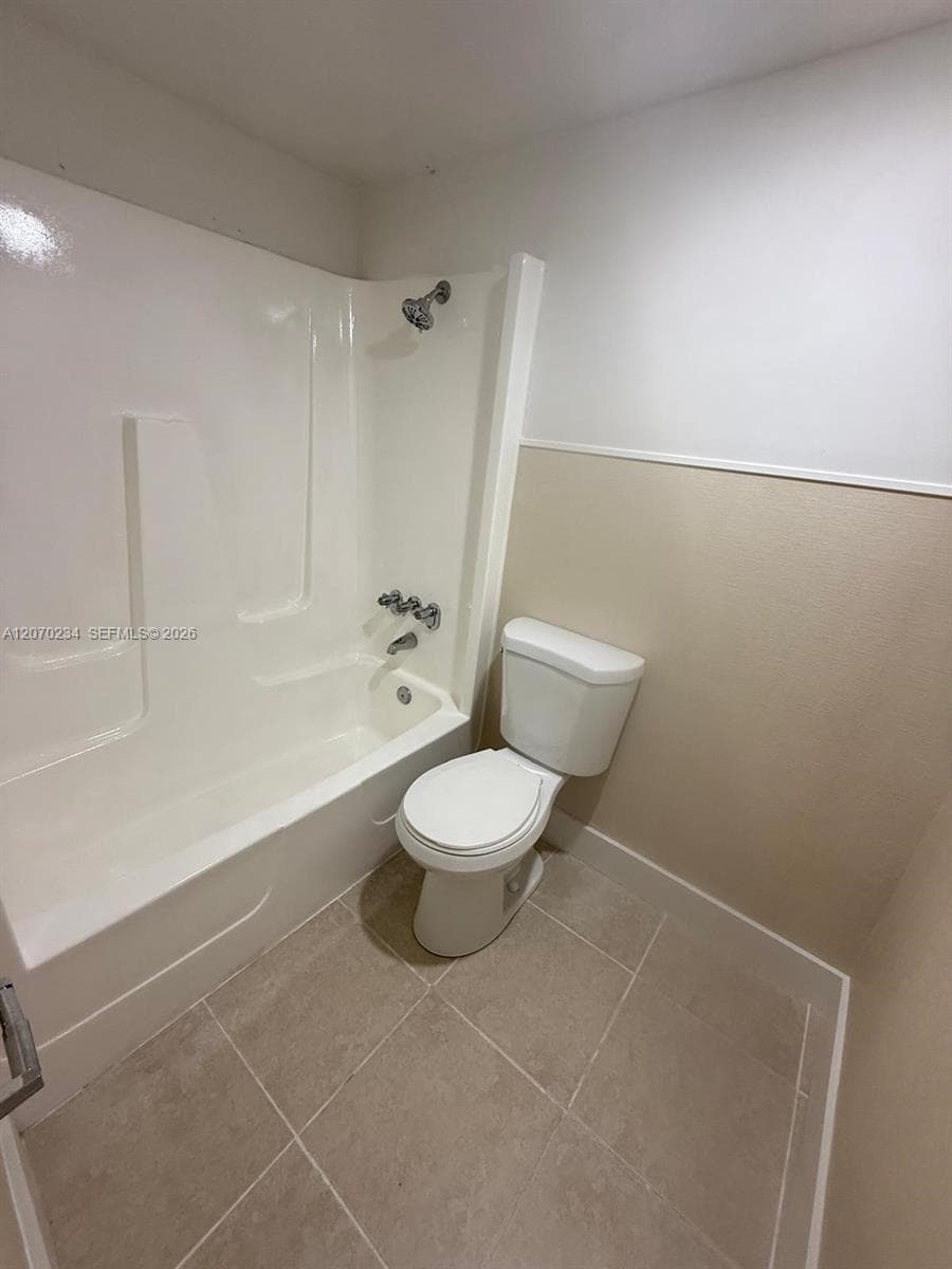 2075 NE 164th St 302 photo 8