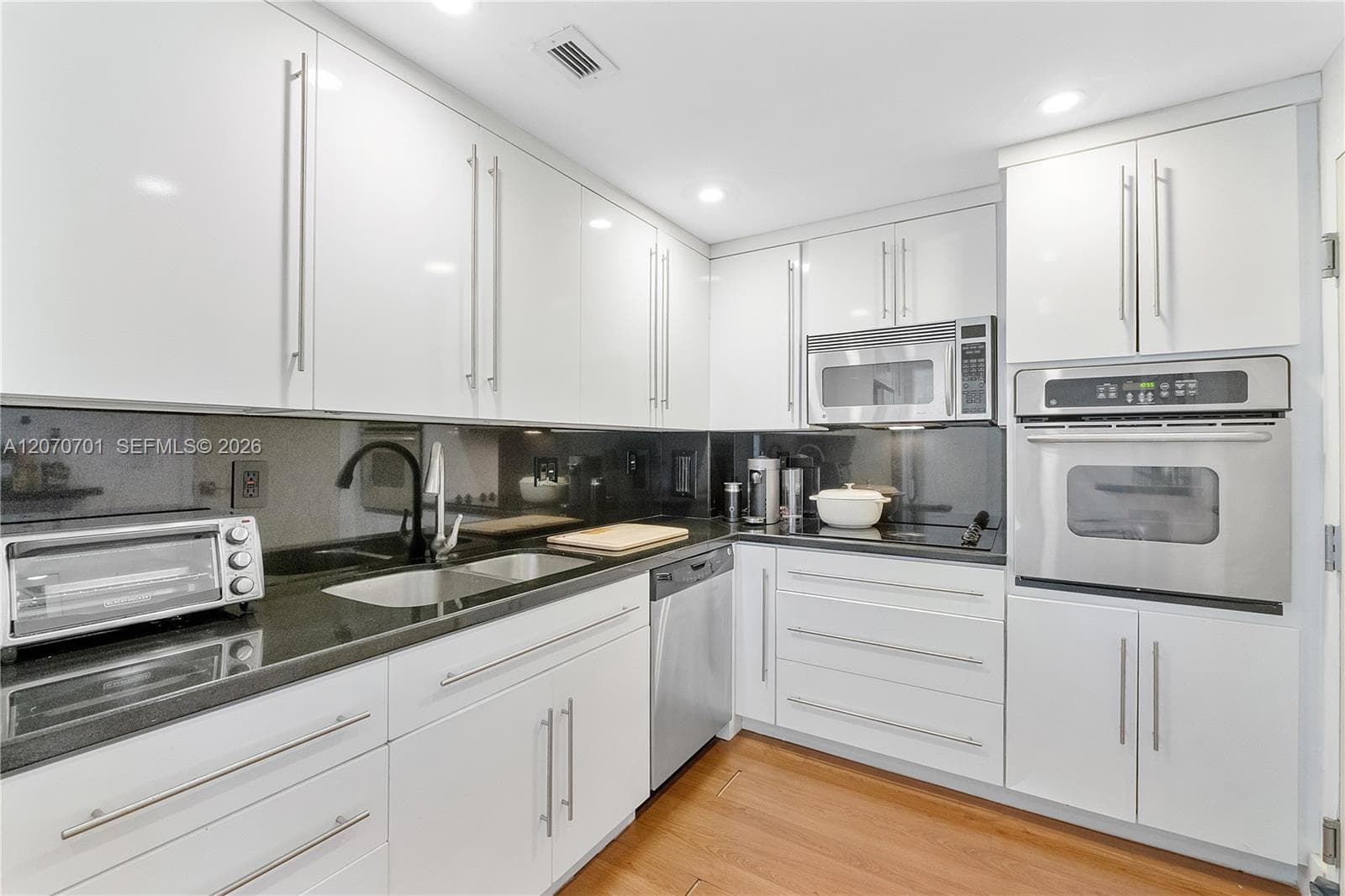 90 Edgewater Dr 917 photo 2
