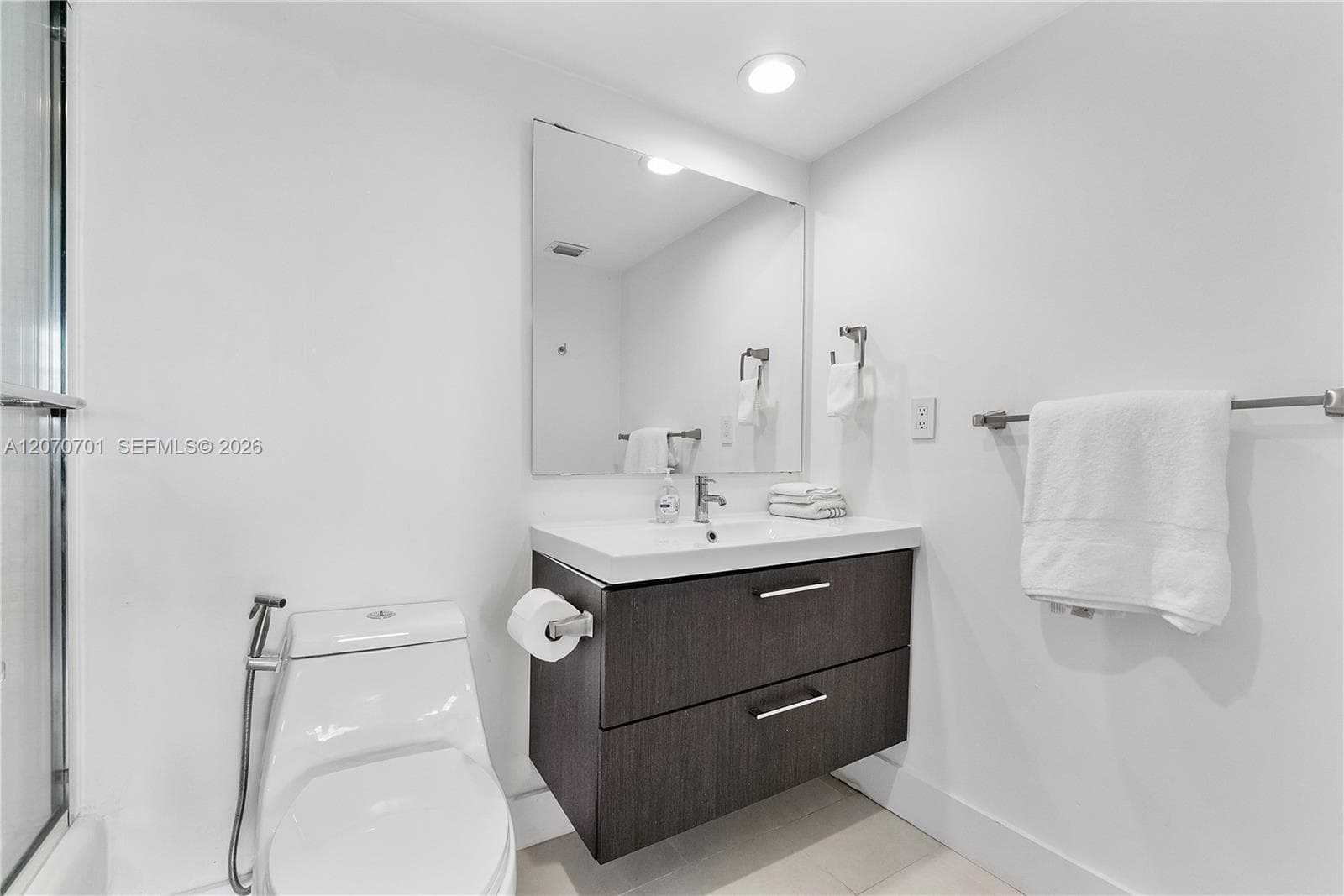 90 Edgewater Dr 917 photo 12